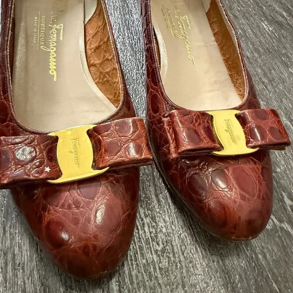 Salvatore Ferragamo Dark Red Croc Embossed Leather Vara Bow Heels Size 7.5 - Picture 2 of 9